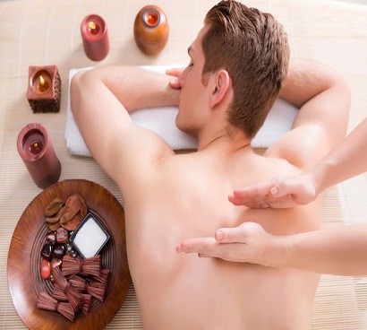 performing back massage at sea spa in DHA Karachi